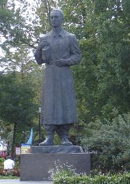 Памятник Григорію Сковороді на Подолі в Києві